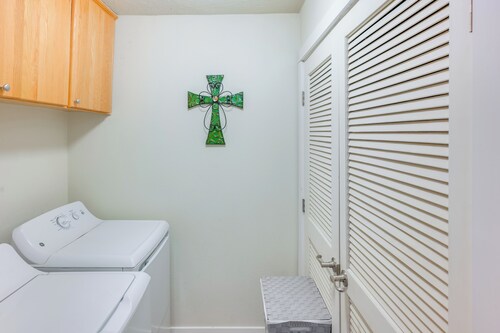 Walk to Main St! Ennis Townhome w/ Balcony