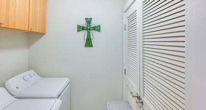 Walk to Main St! Ennis Townhome w/ Balcony