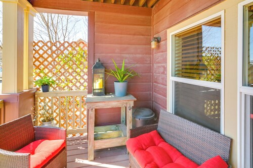 Walk to Main St! Ennis Townhome w/ Balcony