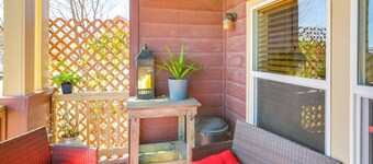 Walk to Main St! Ennis Townhome w/ Balcony