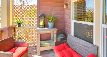 Walk to Main St! Ennis Townhome w/ Balcony