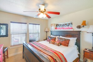 Interior - Walk to Main St! Ennis Townhome w/ Balcony (Ennis)