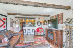 Apartment (2 Bedrooms) | Interior - Walk to Main St! Ennis Townhome w/ Balcony (Ennis)