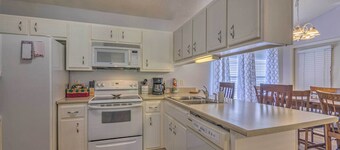 Home 10 Mi to Downtown Pensacola: Pets Welcome!