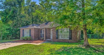 Home 10 Mi to Downtown Pensacola: Pets Welcome!