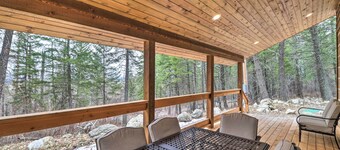 Cozy Homestead Cabin at Base of Columbia Mountain!