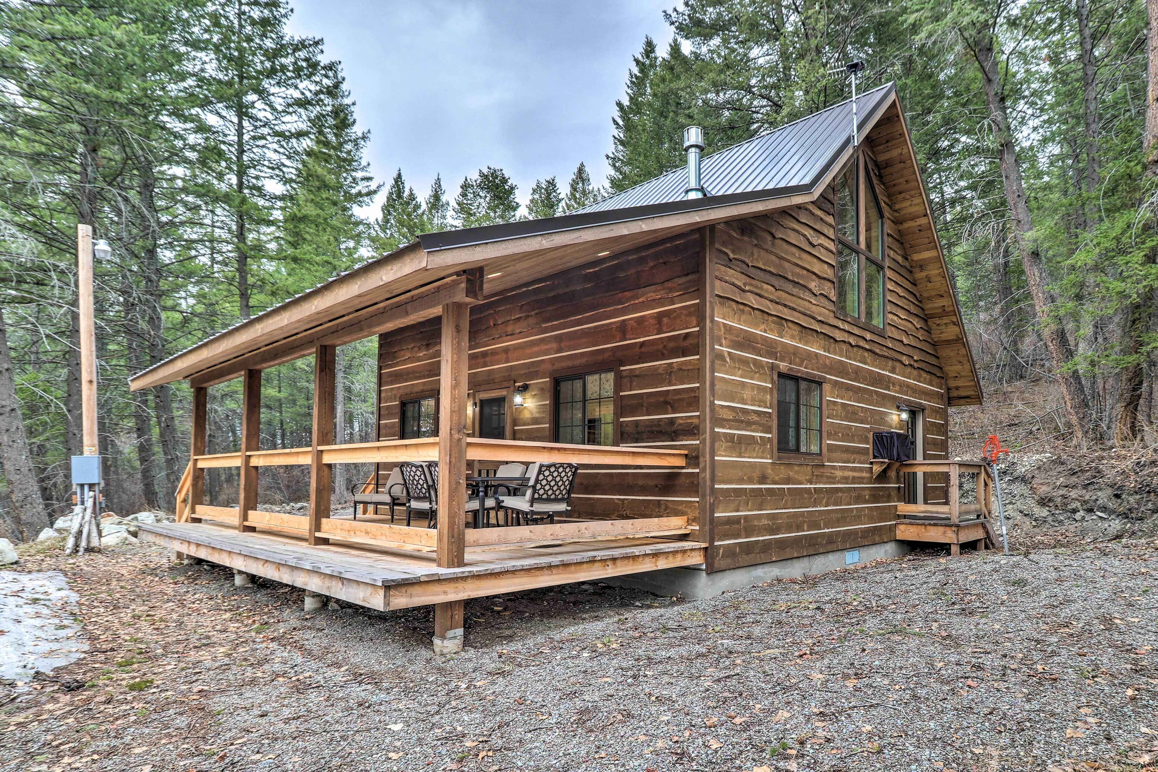 Eine Blockhütte mit einer Holzterrasse und einer Veranda.