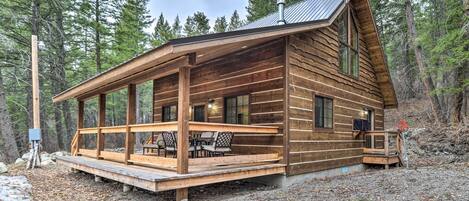 Eine Blockhütte mit einer Holzterrasse und einer Veranda.