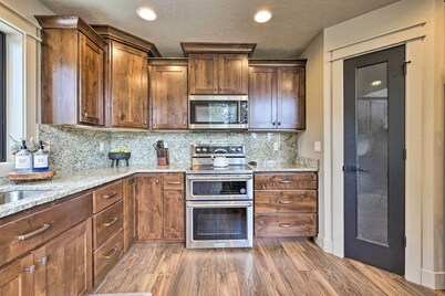 Sled Hill & Hot Tub Access: Mccall Family Cabin!