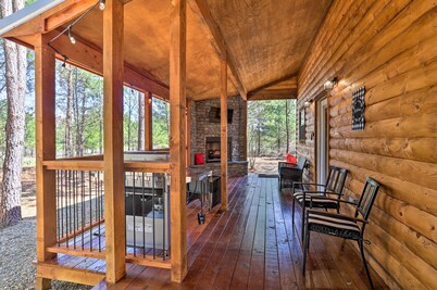 'the Breeze' - Broken Bow Cabin w/ Hot Tub & Deck!
