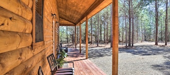 'the Breeze' - Broken Bow Cabin w/ Hot Tub & Deck!