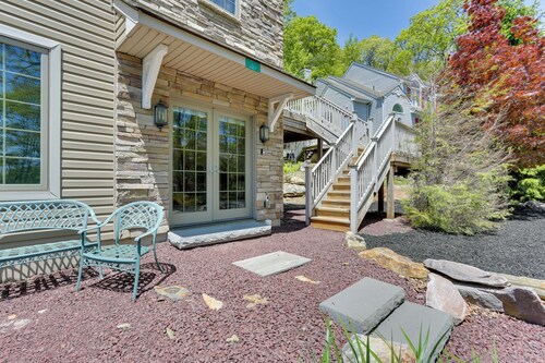 Half-mi to Big Boulder Lake: Townhome w/ Deck!