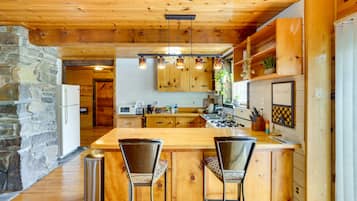 House (2 Bedrooms) | Private kitchen | Microwave, oven, stovetop, cookware/dishes/utensils