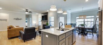 Biking Haven: Charming Bella Vista Home w/ Games!