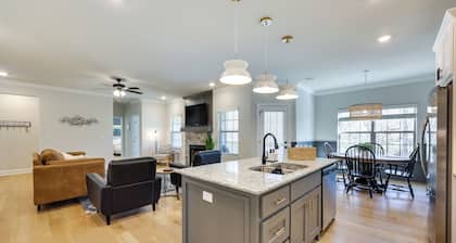 Biking Haven: Charming Bella Vista Home w/ Games!