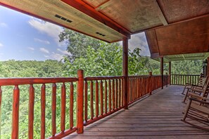 Interior - 1 Mi to Dollywood: Quiet Cabin w/ Hot Tub! (Sevierville)