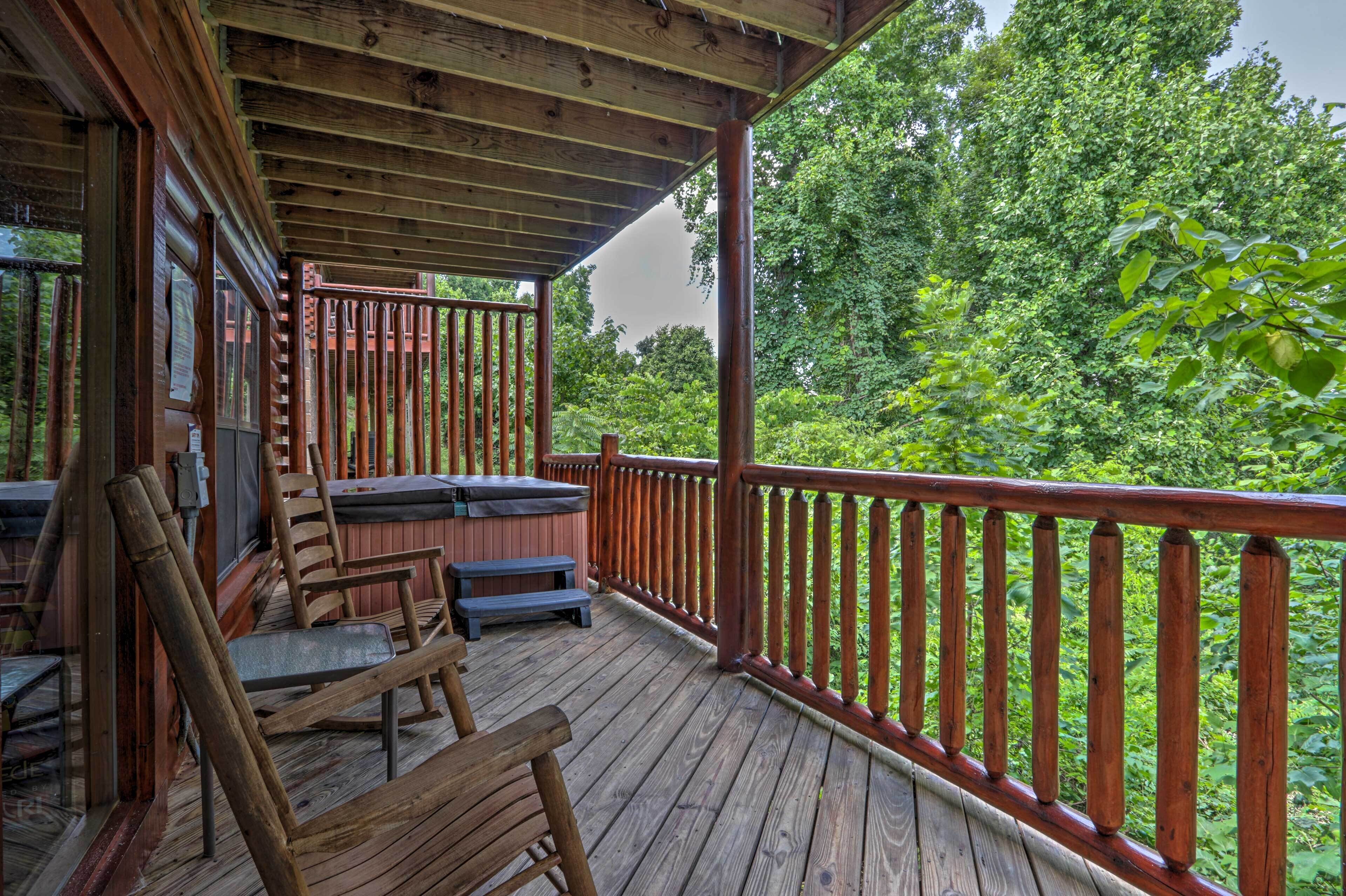 Una terraza de madera con mobiliario exterior y un jacuzzi.