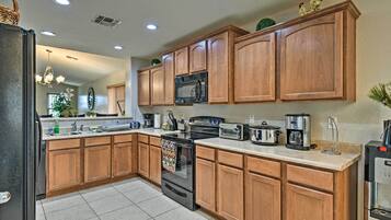 Nhà (3 Bedrooms) | Bếp riêng | Lò vi sóng, lò nướng, bếp nấu, máy rửa bát