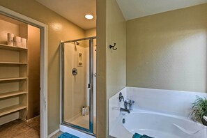 Bathroom - West Phoenix Home: Hike, Dine & Golf Nearby! (Buckeye)