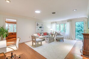 Apartment (1 Bedroom) | Interior - Quiet Getaway w/ Deck: 18 Mi to Downtown Baltimore (Cockeysville)