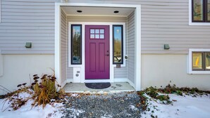 A house with a purple front door, a small porch, and a gravel driveway. - Bromley Mountain Escape w/ 2 Balconies: Hike & Ski (Peru)