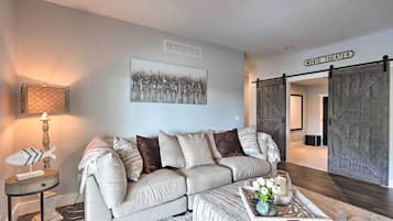 House (6 Bedrooms) | Interior