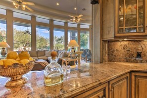 House (5 Bedrooms) | Interior