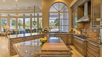 House (5 Bedrooms) | Interior
