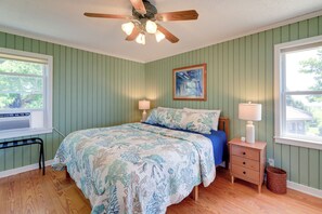 Cottage (1 Bedroom) | Interior - Waterfront Crystal Coast Vacation Rental w/ Deck! (Marshallberg)
