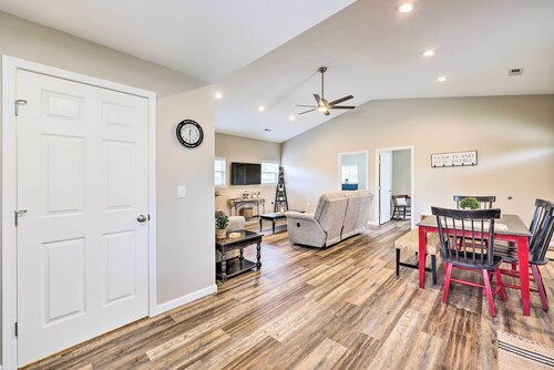 Eureka Springs Area Home w/ Porch, Grill!