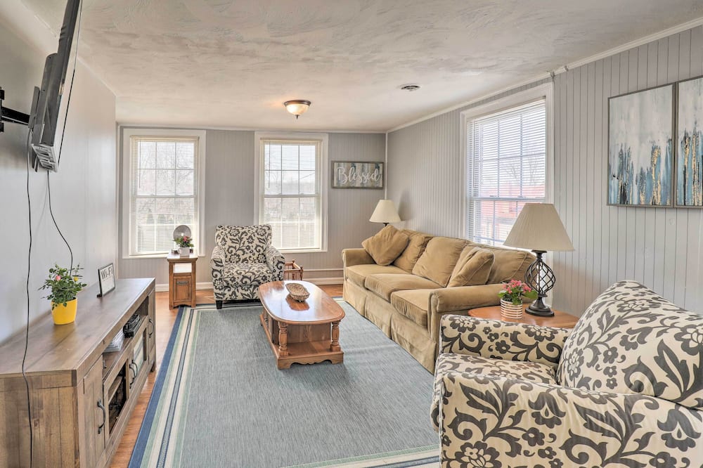 Downtown Canandaigua Apt: 1 Mi to Lake & Pier! - Bristol, NY