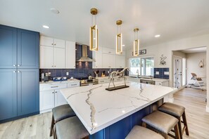 Interior - Cactus League Hub! Luxe Family Home in Scottsdale (Scottsdale)