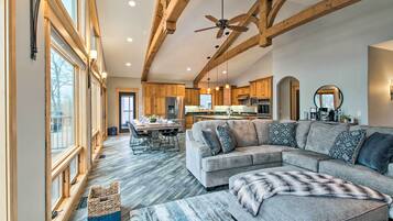 House (6 Bedrooms) | Interior