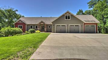 House (6 Bedrooms) | Interior