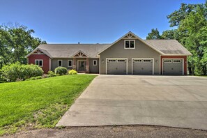House (6 Bedrooms) | Interior