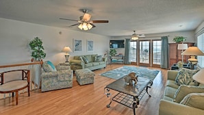 TV, books - Murrells Inlet Home w/ 3 Decks - 1 Block to Beach! (Murrells Inlet)