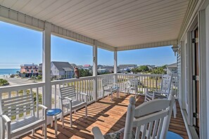 Property grounds - Murrells Inlet Home w/ 3 Decks - 1 Block to Beach! (Murrells Inlet)