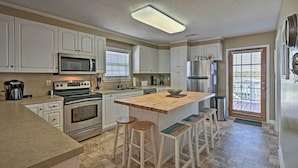Private kitchen - Murrells Inlet Home w/ 3 Decks - 1 Block to Beach! (Murrells Inlet)
