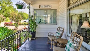 Terrace/patio - Remodeled Lawton Victorian Home w/ Patio! (Lawton)