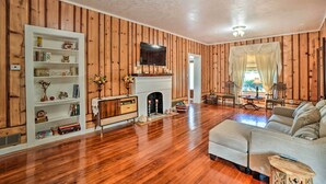 Living area - Remodeled Lawton Victorian Home w/ Patio! (Lawton)