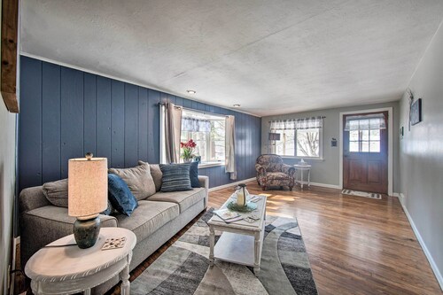 Idyllic Manor Farm Cottage: 3 Mi to Chambers Lake!
