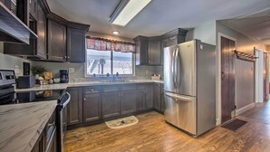 Nhà (3 Bedrooms) | Bếp riêng | Lò vi sóng, lò nướng, bếp nấu, dụng cụ nấu nướng/bát dĩa/dao nĩa 
