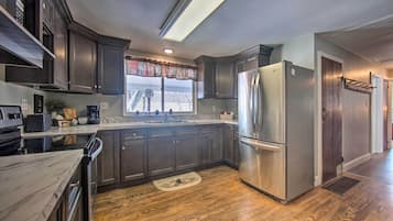 Rumah (3 Bedrooms) | Dapur pribadi | Microwave, oven, kompor, dan peralatan masak/sendok-piring