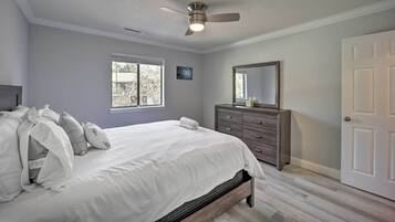 Apartemen (2 Bedrooms) | 2 kamar tidur, ruang kerja ramah laptop, dan setrika/meja setrika