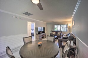 Interior - Updated Wilmington Retreat ~ 2 Miles to Uncw! (Wilmington)