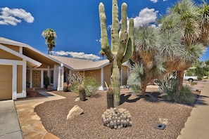Interior - Pool, Hot Tub & Patio: Charming Scottsdale Home! (Scottsdale)
