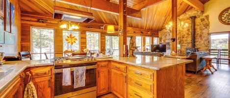 House (4 Bedrooms) | Interior