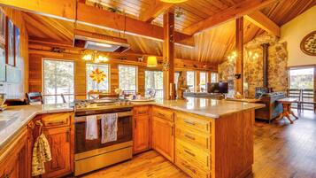 House (4 Bedrooms) | Interior
