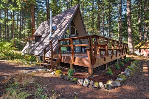 Serene Washington Escape w/ Deck & Mountain Views!