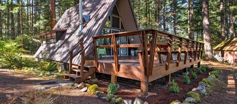 Serene Washington Escape w/ Deck & Mountain Views!